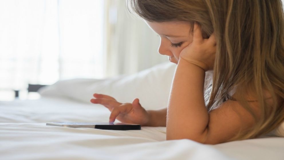 Tres de cada diez adolescentes tendrán miopía en 2020 por usar mal celulares y tablets