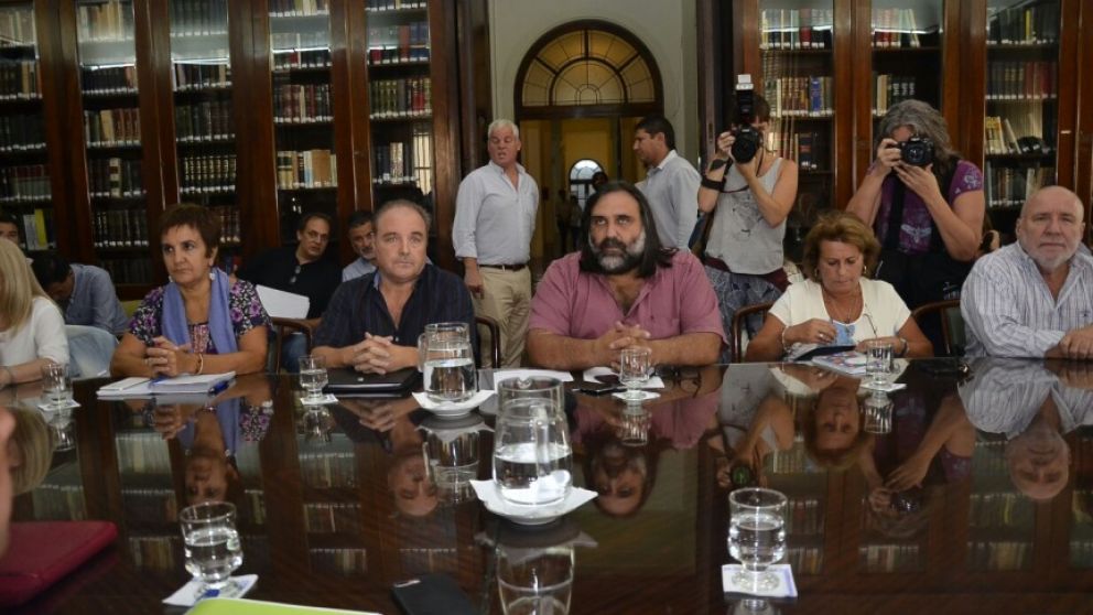 Gobierno bonaerense pidió a los gremios docentes que no supediten el inicio de clases a la paritaria
