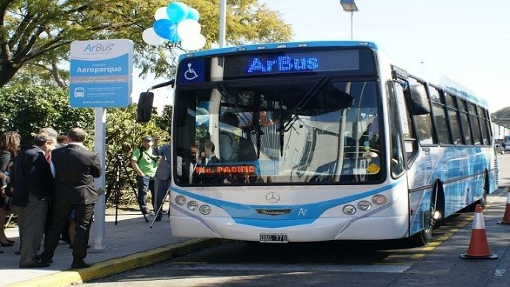 El Gobierno cerró el servicio de micros que conectaba los aeropuertos de Ezeiza y Aeroparque
