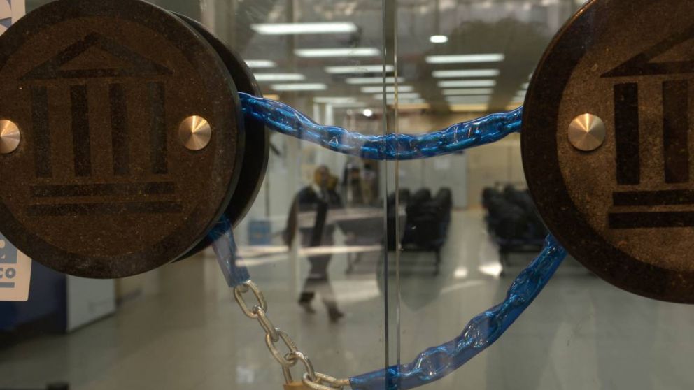 Los bancos no atienden hasta el miércoles y ya falta plata en los cajeros