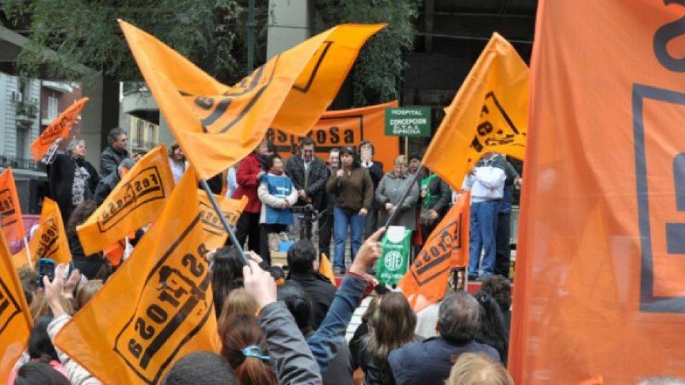 Médicos y profesionales realizan un paro en rechazo de despidos en el Posadas
