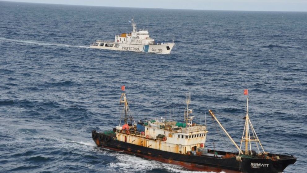 Capturan en el mar argentino a un buque español con más de 320 toneladas de pescado
