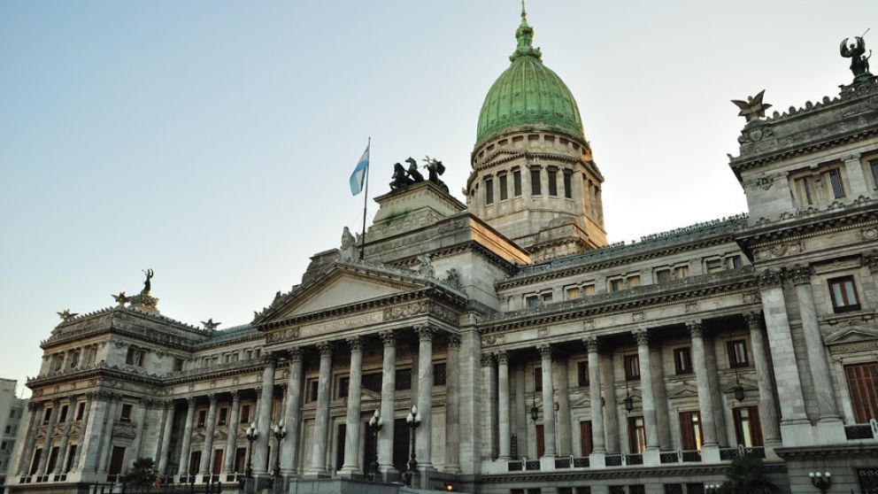 El Gobierno sigue con los cambios: cierra la Lotería y recorta el directorio del Banco Nación