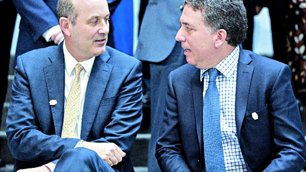 Sturzenegger acordó con Dujovne menos asistencia al Tesoro