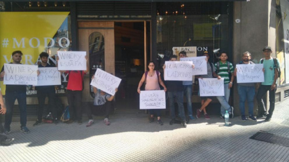 Trabajadores de Winery protestaron ayer en la puerta de sus locales