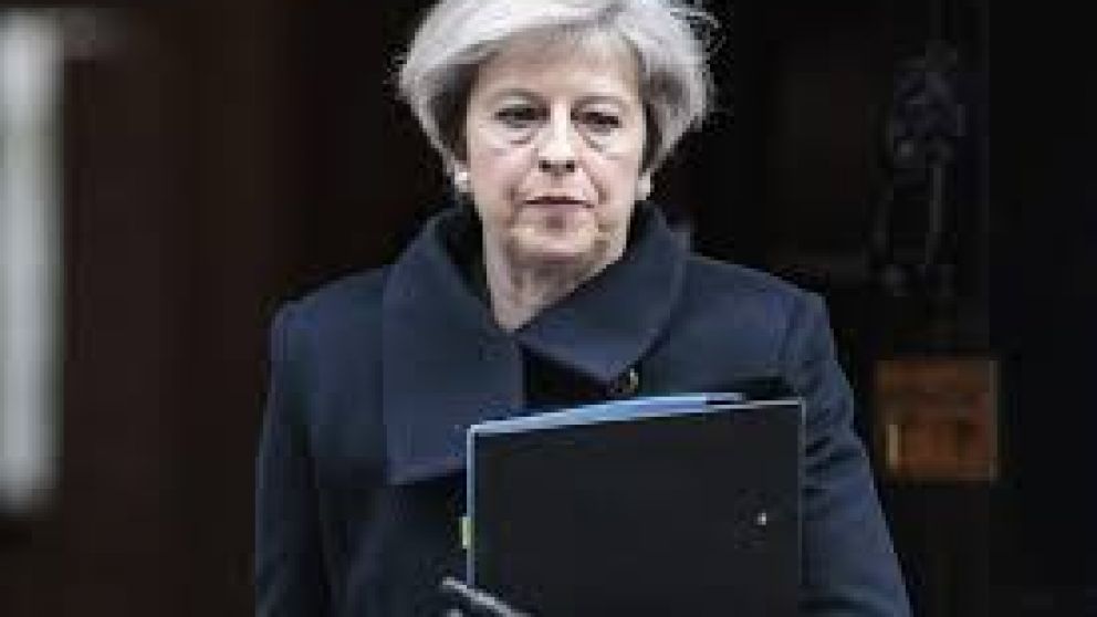 Theresa May reclamó que Uber debe cumplir las normas