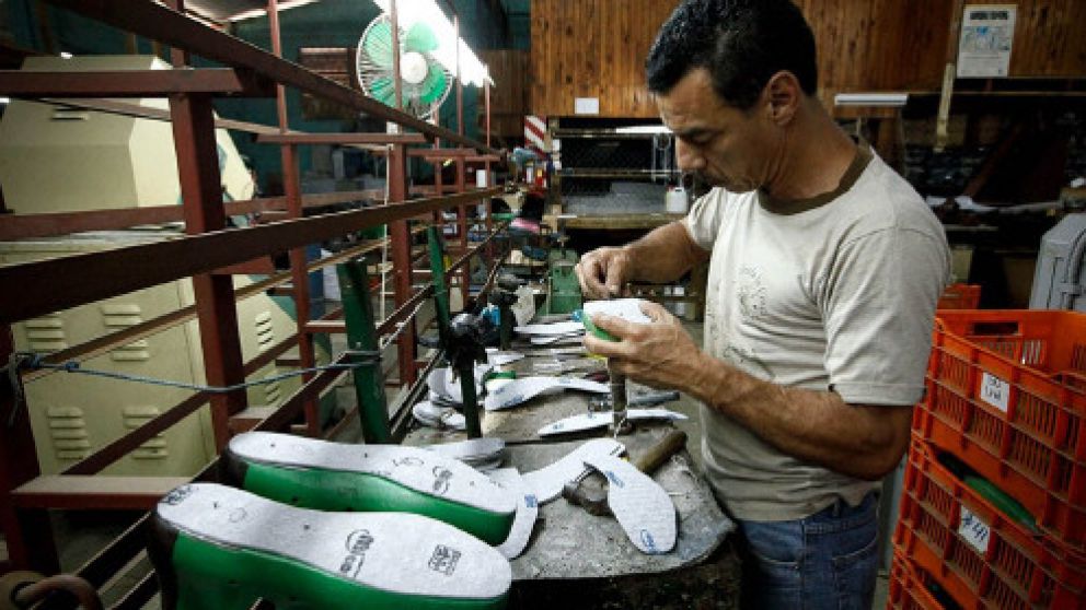 Por el dólar y su efecto en la inflación, la UIA ve difícil cerrar paritarias al 15%