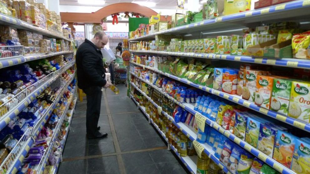 Alimentos suben 10% por el dólar y las naftas