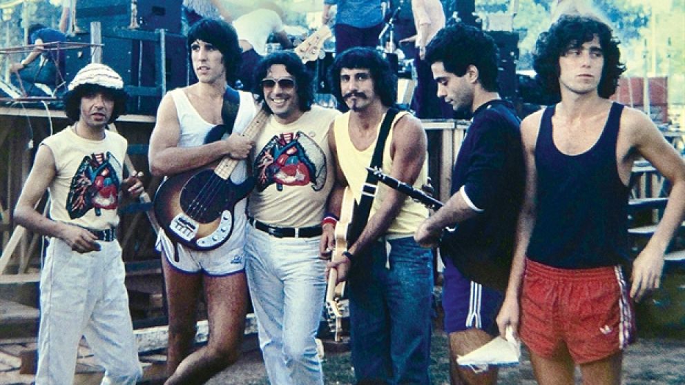 Todavía en los Abuelos, debutó como solista