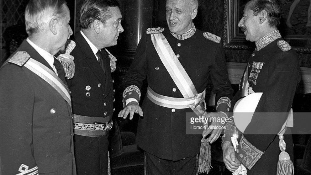 El presidente Leopoldo Fortunato Galtieri (1981-1982), junto al ex Presidentes de facto Jorge Rafael Videla (1976-1981)