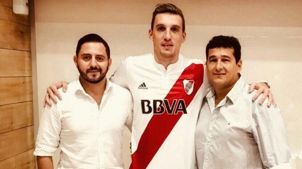 Armani luce orgulloso la camiseta de River (Twitter).