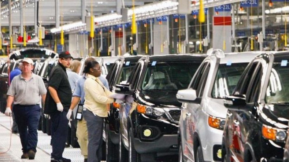 Anuncian rebaja de retenciones a automotores "en días o semanas"