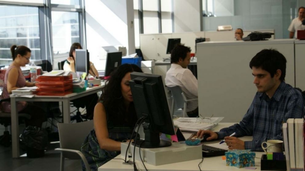 Estiman que los sueldos de profesionales del 2017 le ganarán 4 puntos a la inflación