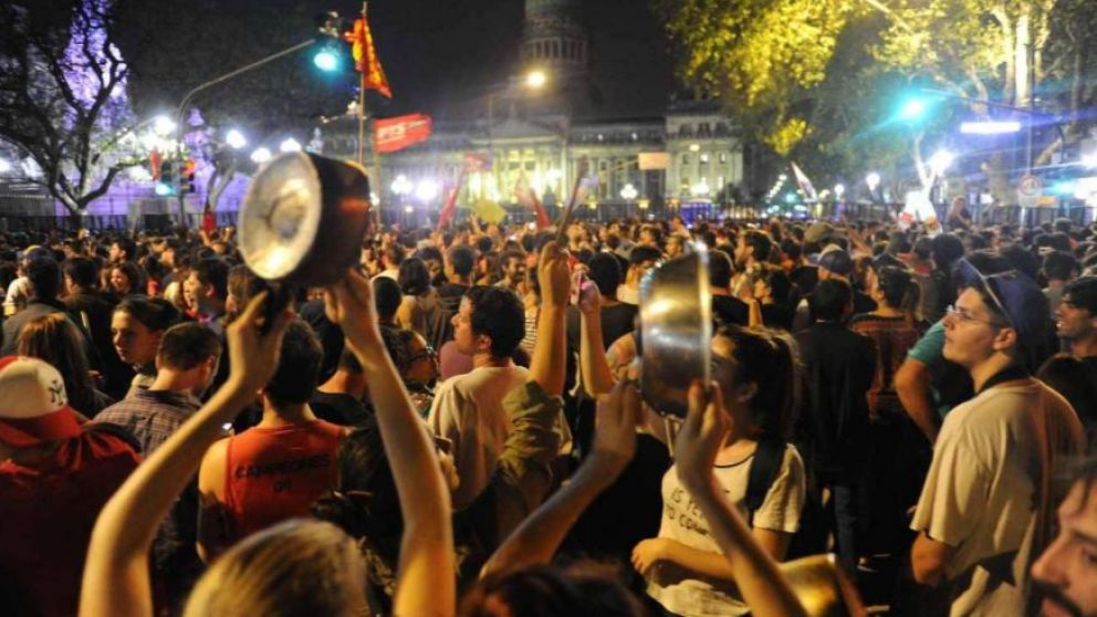 Hubo cacerolazos frente al Congreso y en varios puntos de la Ciudad