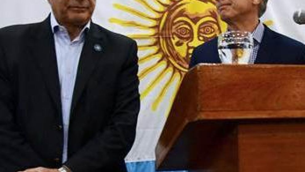 El ministro de Defensa solicitó el retiro del jefe de la armada