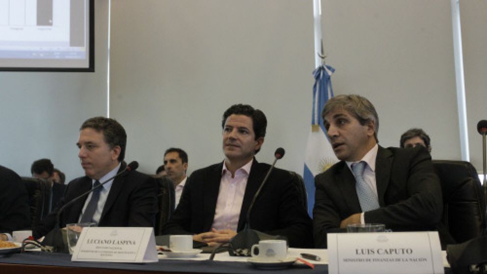 Los ministros Dujovne y Caputo junto al diputado Laspina