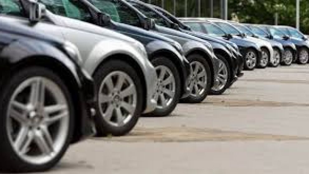 El Gobierno baja los impuestos a autos de media y alta gama