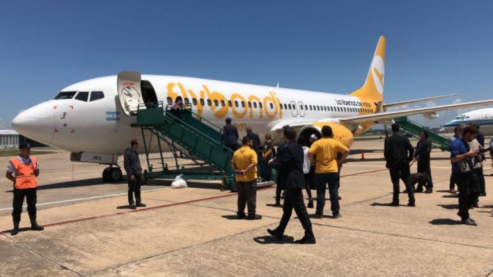 Flybondi presentó su primer avión en Aeroparque