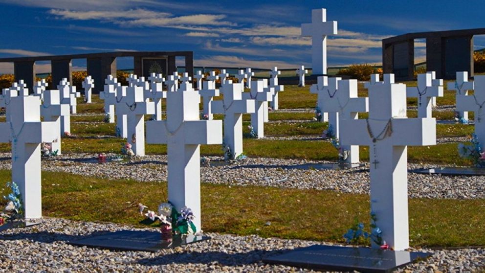 Recuperan objetos de las tumbas identificadas de Malvinas y los entregarán a sus familiares