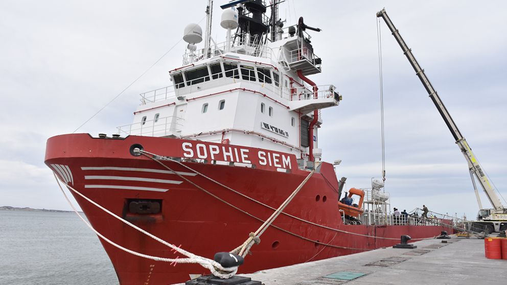 Una cooperativa reacondiciona el buque que llevará el minisubmarino