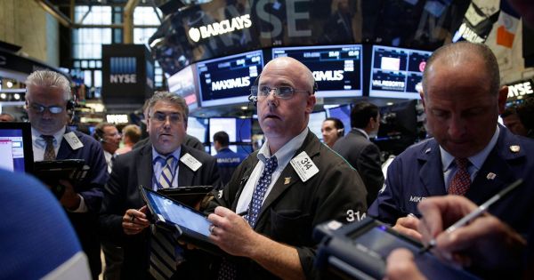 Riesgo país cae a 443 puntos tras mejora de calificación de S&P