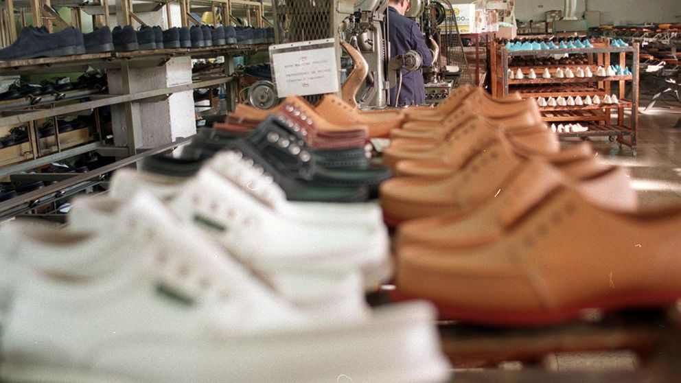 Pares de zapatos en una fbrica de calzado