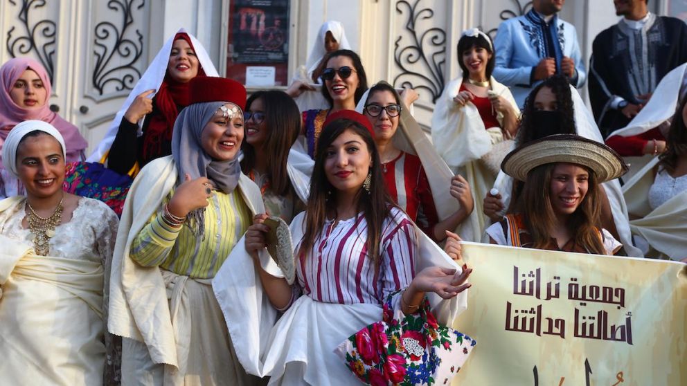 Las mujeres tunecinas posan para una foto en una concentración para celebrar el Día de la Mujer en Túnez