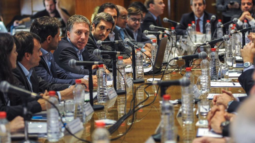 Dujovne acordó con gobernadores limitar crecimiento del gasto