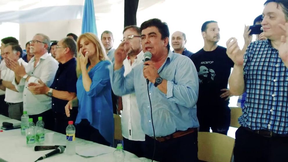 Fernando Espinoza impulsa una movilización de intendentes a Economía para reclamar a Luis Caputo por los fondos del Impuesto a los Combustibles