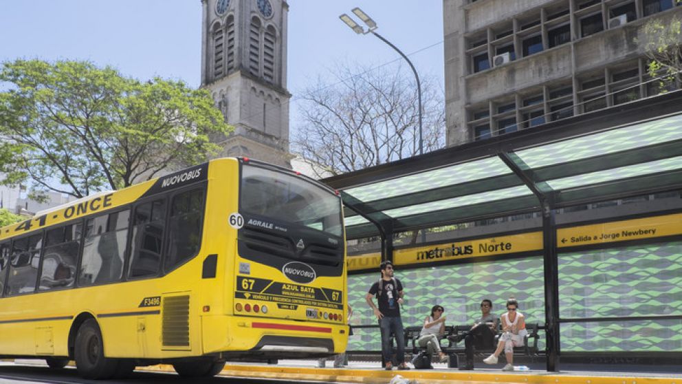 Instalaron 61 cargadores para teléfonos celulares en el Metrobus Norte porteño