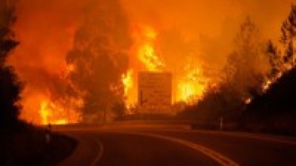 Rutas cortadas y clases suspendidas en Galicia por decenas de incendios forestales