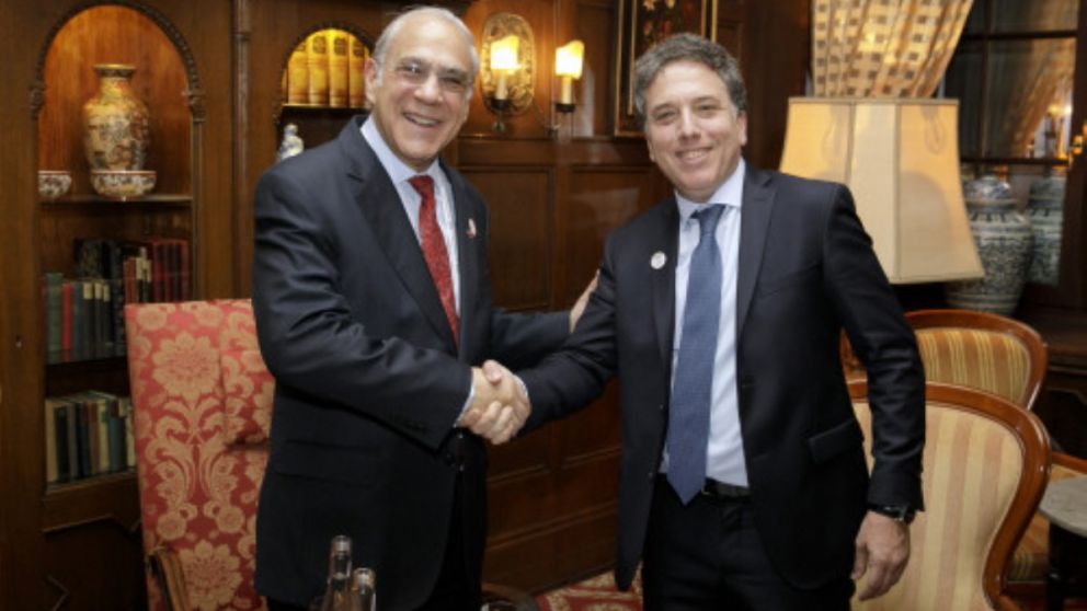 Dujovne se reunirá con el titular de la OCDE y Caputo buscará más financiamiento