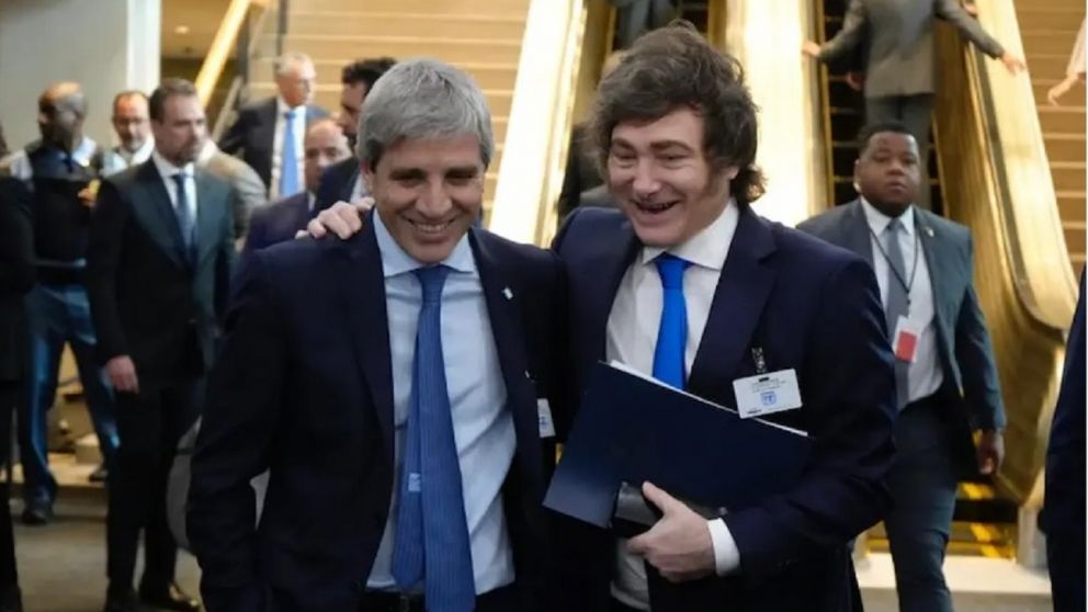 El ministro de Economía, Luis Caputo, y el presidente Javier Milei mantienen la flotación del dólar