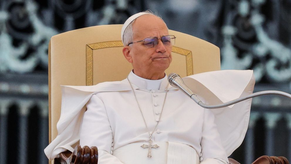 El papa Le�n XIV durante el rezo del �ngelus en la Plaza de San Pedro, donde pidi� respetar la soberan�a venezolana.
