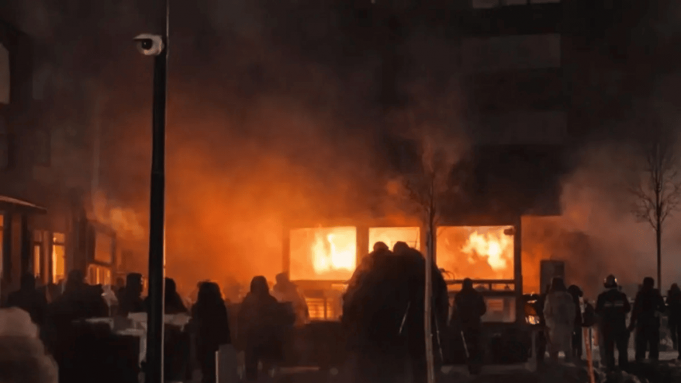 El incendio ocurrió dentro de un tradicional complejo de sky. Las autoridades descartan un ataque terrorista.