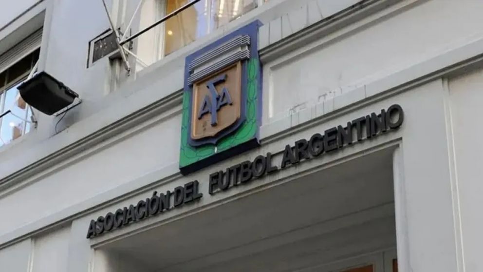 Tras el hallazgo del contrato con Faroni, la AFA comparó el esquema actual con acuerdos previos y defendió la comisión aplicada.