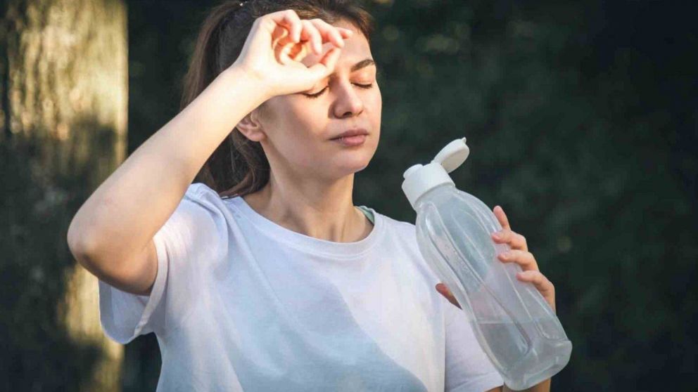 Vecinos en Buenos Aires buscan sombra e hidrataci�n en plena ola de calor que se extender� hasta A�o Nuevo.