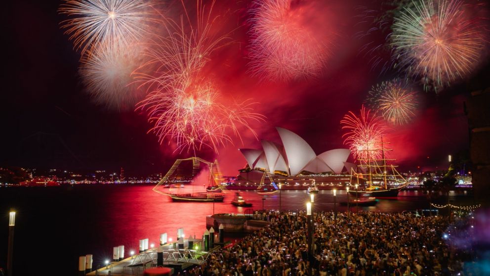 Un show de fuegos artificiales para recibir el 2026 realizado frente al Opera House del puerto de Sídney, Australia