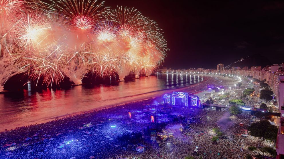Multitud en la playa de Copacabana celebrando el Réveillon en Río de Janeiro.