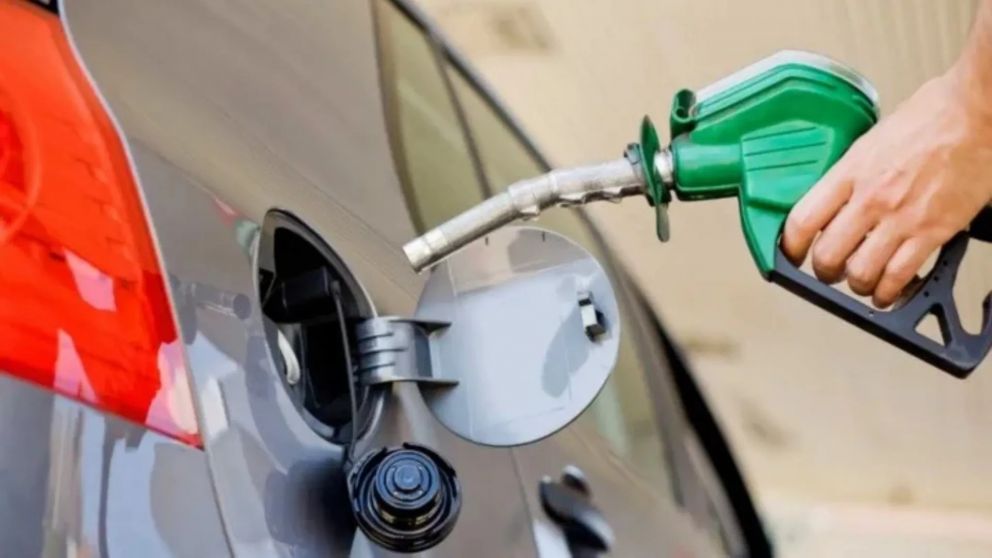 Estación de servicio YPF en Argentina, donde se reflejó la caída en el consumo de combustibles.