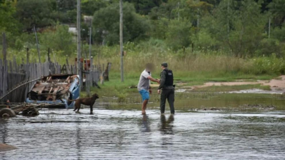 Vecinos desplazados y calles anegadas: Corrientes continúa bajo alerta por lluvias intensas.