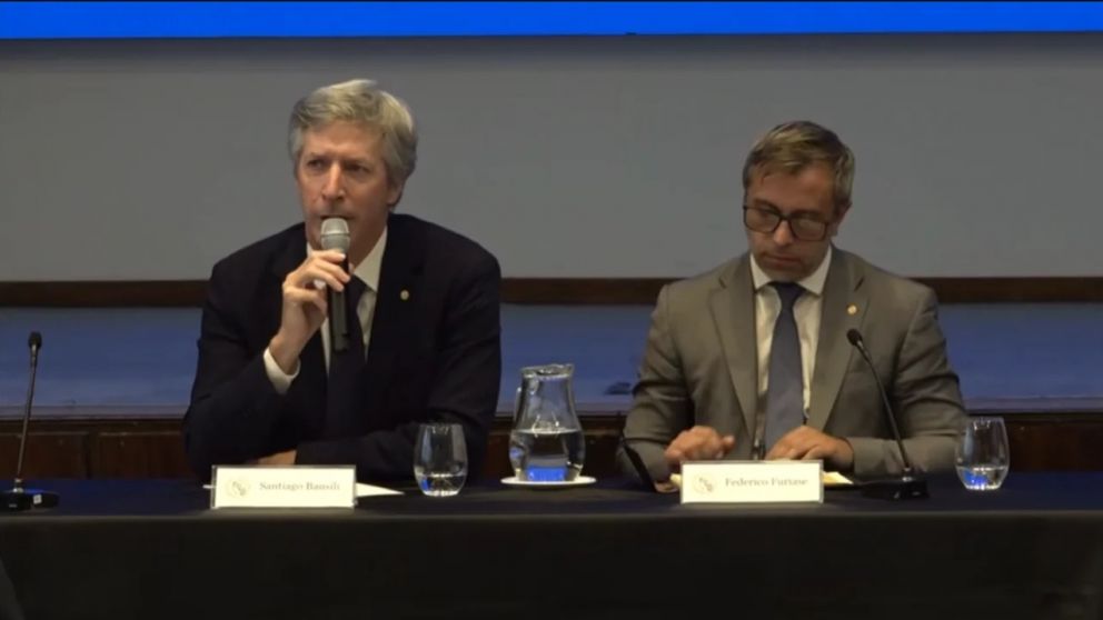Santiago Bausili y Federico Furiase explicaron el cambio de postura del BCRA en conferencia de prensa