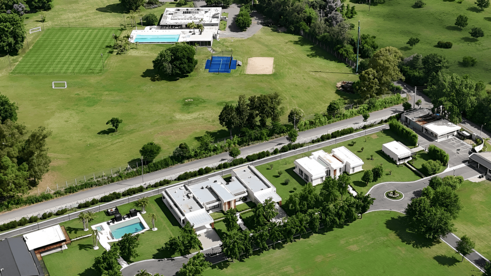 La casa casaquinta tiene más de 100.000 metros cuadrados, con helipuerto, haras y galpones