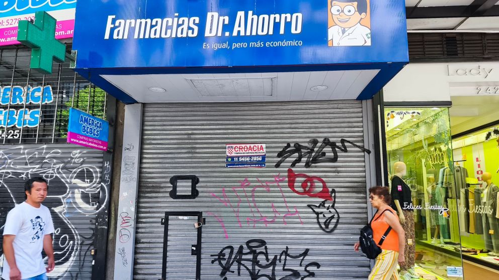 Farmacias Dr. Ahorro cerró 10 locales, en la foto el de Corrientes al 2400 que bajó la persiana el 24 de diciembre