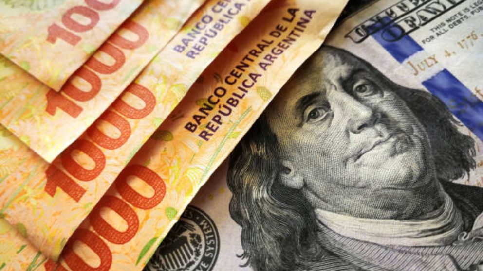 Mientras el uso de tarjetas en pesos cayó un 3,8% real, el consumo en dólares se disparó por el turismo.