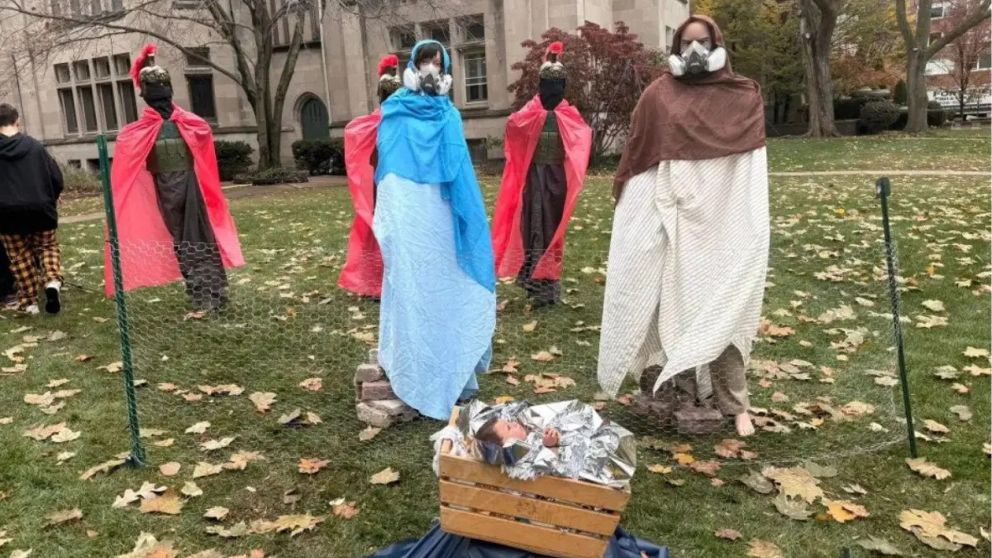 Un pesebre 'custodiado' por ICE desata polémica en Chicago