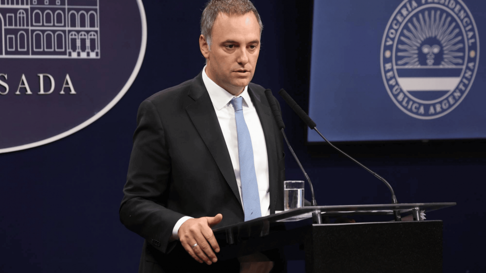 Manuel Adorni firmó su primera modificación presupuestaria al frente de la Jefatura de Gabinete