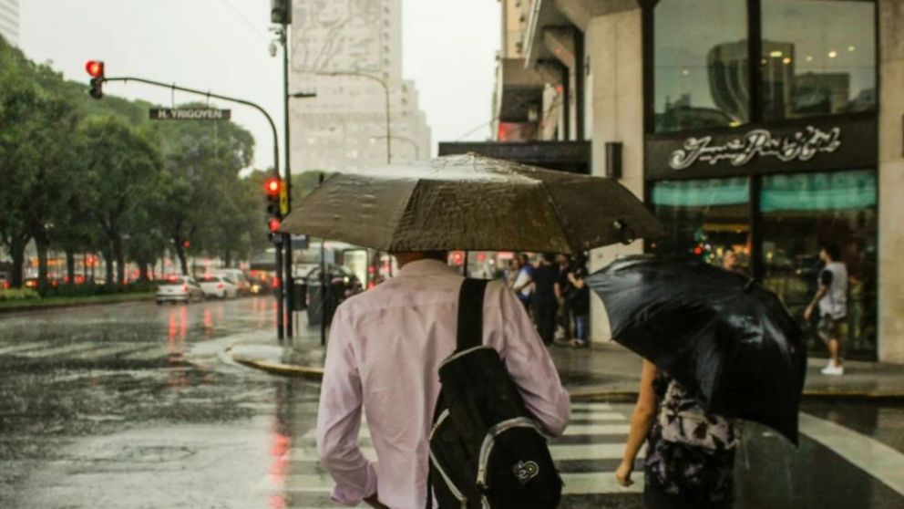 Calles anegadas y granizo en distintos puntos del AMBA tras el fuerte temporal del martes.