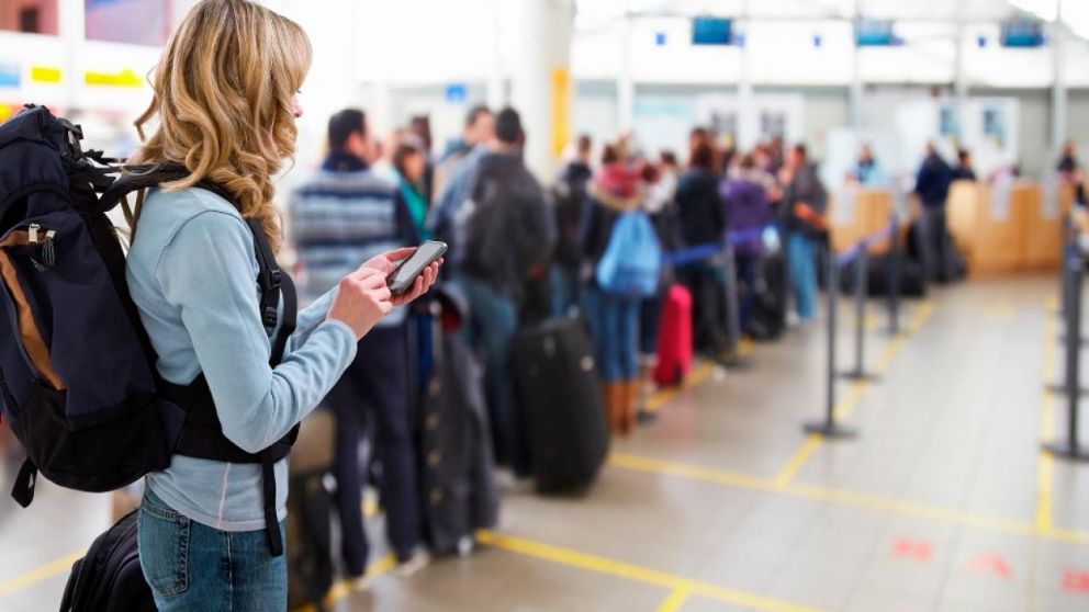 En noviembre creció con fuerza la salida de argentinos al exterior y se amplió el déficit turístico.