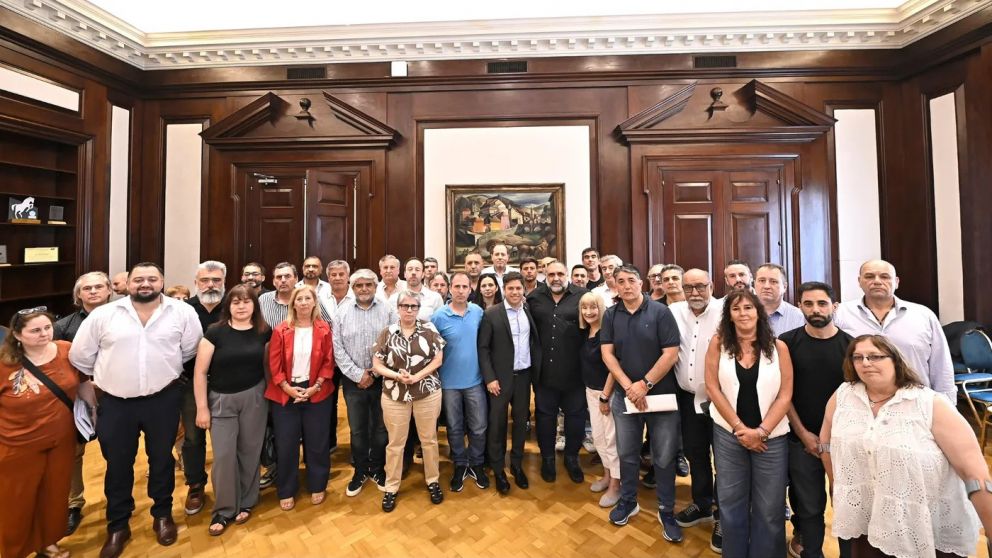 Axel Kicillof encabezó la reunión con gremios en la Casa de Gobierno bonaerense junto a ministros provinciales.